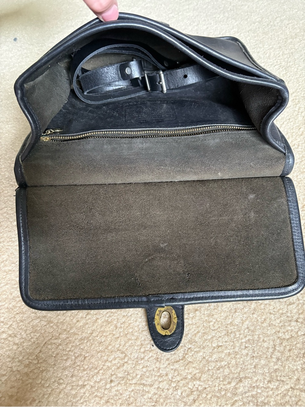 Vintage Coach Willis Bag - Black Leather Crossbody Satchel with Gold Hardware - Picture 5 of 7